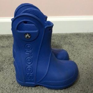 Crocs rain boots - size 6 toddler- blue